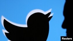 Ilustracija logoa Tvitera i fotografije Ilona Maska