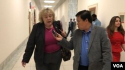 លោកសុខ ខេមរា អ្នករាយការណ៍ព័ត៌មាន VOA សម្ភាសអ្នកតំណាងសហរដ្ឋអាមេរិក Zoe Lofgren (D-CA) កាលពីថ្ងៃអង្គារទី២៤ តុលា ២០១៧ នៅអគារសភា Rayburn អំពីស្ថានភាពនយោបាយនៅកម្ពុជាក្នុងរដ្ឋធានី Washington, D.C។