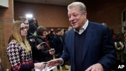 Mantan Wapres AS Al Gore berbicara kepada media pada pemutaran perdana film: "An Inconvenient Sequel: Truth to Power" (foto: dok). 