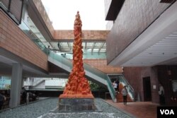 位于港大校园内的国殇之柱(美国之音记者申华拍摄)