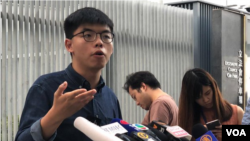 香港众志秘书长黄之锋2019年10月24日在立法会前举行记者会，要求立刻确认他的区议会候选人资格。