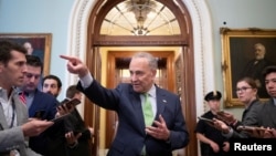 ARHIVA - Lider demokratske većine u Senatu Čak Šumer razgovara sa novinarima posle objave da je postignut dvopartijski sporazum o infrastrukturi, na Kapitol hilu, u Vašingtonu, 24. juna 2021. (Foto: Reuters)