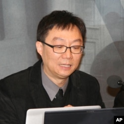 美国德州大学政治经济统计教授何嘉耀