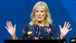 អ្នកស្រី Jill Biden ថ្លែង​​នៅ​ក្នុង​ពិធី​ប្រកួត​ថ្នាក់​ជាតិ​ការ​​ប្រកប​ពាក្យ Scripps National Spelling Bee​ សម្រាប់​​កុមារ​​នៅ Disney World ក្នុង​រដ្ឋ​ Florida កាល​ពី​ថ្ងៃ​ទី​៨ ខែ​កក្កដា ឆ្នាំ​២០២១។