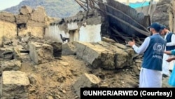 联合国难民署合作伙伴ARWEO的工作人员在阿富汗2025年8月31日地震后，对库纳尔省马扎尔达拉村的受损情况进行评估。