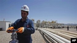 Pekerja di ladang minyak Tawke di utara Irak. (Foto: Dok)