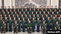 资料照片：中共总书记、中共中央军委主席习近平2024年12月12日与驻澳门特别行政区的中国人民解放军（解放军）军人代表合影。