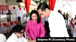 Presiden RI Joko Widodo memberikan suara di TPS IV Kelurahan Gambir, Jakpus, Rabu siang (19/4). (foto: Setpres RI)