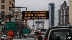 U Njujorku su sredinom marta postavljeni znakovi upozorenja građanima da preduzimaju mere zaštite od koronavirusa. 