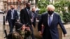 英国首相约翰逊在英国广播公司总部外。(2020年10月4日)