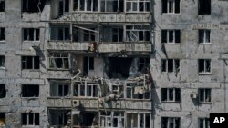 Uništene zgrade u Bahmutu (Foto: AP/Libkos)