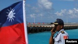 资料照：守卫南中国海太平岛的台湾士兵。(2016年11月29日) 