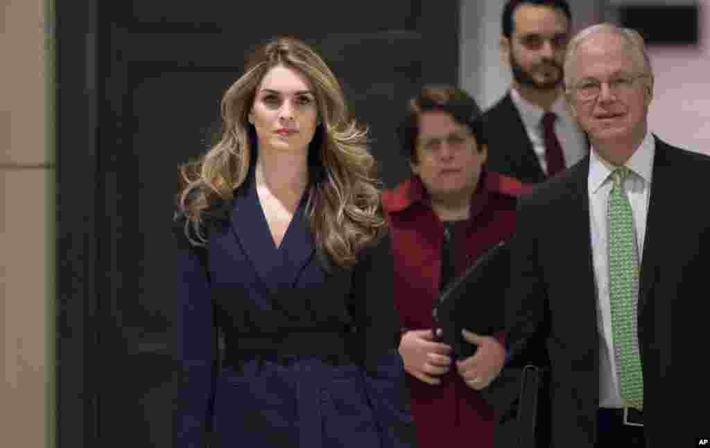 白宫通讯联络办公室主任霍普·希克斯2018年2月27日抵达国会大厦,准备与众议院情报委员会成员闭门会晤。白宫消息人士说,希克斯几个月来都在考虑离职,她的离开与星期二的国会作证无关,跟曾与她有浪漫关系的前白宫秘书罗布·波特引起的风波也没有关系。波特由于两位前妻指责他家暴而陷入丑闻并离开白宫。 