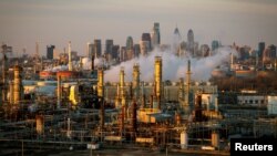 Kilang minyak Philadelphia Energy Solutions terlihat saat matahari terbenam di depan cakrawala Philadelphia di Pennsylvania, 24 Maret 2014. (Foto: Reuters)