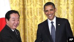 Tổng thống Hoa Kỳ Barack Obama (phải) và Thủ tướng Nhật Yoshihiko Noda bắt tay sau cuộc họp báo chung tại Tòa Bạch Ốc