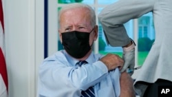 ប្រធានាធិបតី​សហរដ្ឋ​អាមេរិក​លោក Joe Biden ទទួលការ​ចាក់​ដូស​ជំរុញ​នៃ​វ៉ាក់សាំង​កូវីដ១៩ នៅ​សេតវិមាន​ក្នុង​រដ្ឋធានី​វ៉ាស៊ីនតោន កាលពី​ថ្ងៃទី២៨ ខែកញ្ញា ឆ្នាំ២០២១។