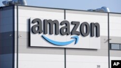 ARHIVA - Logo kompanije Amazon (Foto: AP Photo/Michael Sohn)