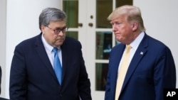 Jaksa Agung William Barr (kiri) dan Presiden AS Donald Trump di Gedung Putih, Washington DC (foto: dok). 