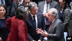 资料照片：美国国务卿布林肯和美国常驻联合国大使托马斯-格林菲尔德在安理会与联合国秘书长古特雷斯交谈。(2023年10月24日）