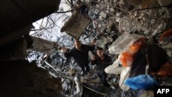 Warga Palestina memeriksa kerusakan rumah keluarga Tabatibi setelah pemboman Israel di Lingkungan Daraj Gaza pada 12 April 2024. (Foto: AFP)