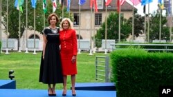 Džil Bajden, prva dama SAD, sa Odri Azulej, generalnom direktoricom UNESCO-a, prilikom ceremonije ponovnog podizanja američke zastave u sedištu te organizacije u Parizu, 25. jula 2023. godine. (Foto: AP/Bertrand Guay)
