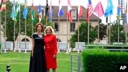 美国第一夫人吉尔·拜登(右)和联合国教科文组织总干事奥黛丽·阿祖莱于2023年7月25日星期二在巴黎联合国教科文组织总部举行的仪式上合影。美国第一夫人吉尔·拜登周二访问巴黎，参加联合国教科文组织举行的升旗仪式。标志着华盛顿在中断五年后正式重返联合国机构。(美联社图）