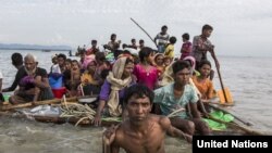'Yan kabilar Rohingya dake tserewa daga Myanmar suna tsarawa ta tekun da ya raba kasarsu da Bangladesh