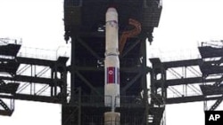 Fidel Castro apareció en unas fotos y desmintió los rumores sobre su mal estado de salud.