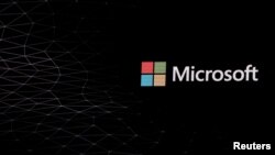 Logo Microsoft digambarkan di depan Mobile World Congress di Barcelona, Spanyol 24 Februari 2019. (Foto: REUTERS/Sergio Perez)