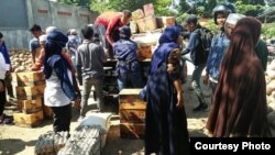 KAPAL Perempuan dan Sekolah Perempuan, Jumat (10/8), berkeliling dusun-dusun yang paling parah terkena dampak gempa di Lombok Utara untuk membagikan sembako dan kebutuhan khusus perempuan.(Foto: KAPAL Perempuan)