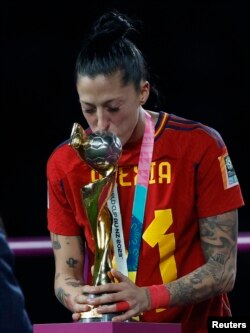 Jennifer Hermoso mencium trofi Piala Dunia Sepak Bola Putri 2023 usai mengalahkan tim Inggris di Sydney, Australia, 20 Agustus 2023. (Foto: Amanda Perobelli/Reuters)