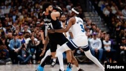 Džamal Mari pod pritiskom Džejdena Mekdanijelsa i Nikejla Aleksandera Vokera u drugoj četvrtini utakmice u "Bol areni" (Foto: Reuters/Isaiah J. Downing-USA TODAY Sports)