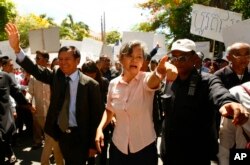 FILE - Cambodia's main opposition Cambodia National Rescue Party vice president Kem Sokha (L) and its party lawmaker Mu Sochua (C) rally for electoral reform in Phnom Penh.
