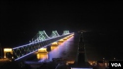 在中国与朝鲜的界河鸭绿江上的两座桥，一座是“中朝友谊桥”（左）和早已废弃的“鸭绿江大桥”（右） （美国之音张楠拍摄）