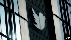 Logo Twitter tampak tersemat di gedung kantor perusahaan tersebut di San Francisco, pada 19 Desember 2022. (Foto: AP/Jeff Chiu)
