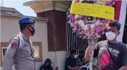 Karangan bunga dari KAMU sebagai simbol matinya keadilan dalam kasus Udin. (Foto: VOA/Nurhadi)