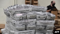 加州洛杉矶一个邮寄选票处理中心内等待处理的大量邮寄选票。（2020年10月28日）