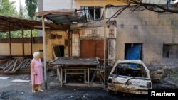 Mesto nedavnog granatiranja u Donjecku, u Ukrajini 22. jula 2024. Lokalne vlasti koje je postavila Rusija navode da je mesto pogođeno u ukrajinskom vojnom udaru. (Foto: REUTERS/Alexander Ermochenko) 