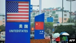 资料照：中国山东青岛商店外的中国和美国国旗。（2018年9月19日）