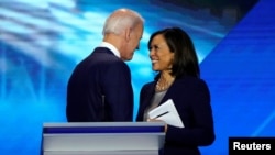 Mantan wapres Joe Biden berbincang dengan Senator Kamala Harris usai debat bakal calon presiden dari Demokrat, di Houston, Texas, 12 September 2019. (Foto: Reuters) 