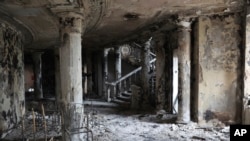 Gedung teater di Mariupol pasca serangan Rusia yang dialporkan menewaskan ratusan pengungsi di dalamnya 16 Maret tahun 2022 (foto: dok). 