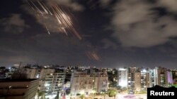 Sistem Iron Dome Israel mencegat rudal balistik yang ditembakkan Iran, seperti yang terlihat dari Ashkelon, Israel, 1 Oktober 2024. (Foto: Reuters)