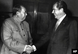 1972年2月21日，美国总统尼克松和毛泽东在北京握手