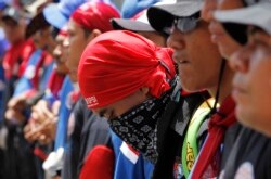 Buruh berbaris ke istana presiden saat unjuk rasa menentang rencana pemerintah menaikkan harga BBM di Jakarta 21 Maret 2012. (Foto: Reuters/Enny Nuraheni)