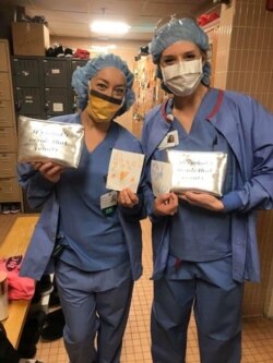 Pekerja medis di sebuah layanan kesehatan di negara bagian Massachusetts menerima sumbangan masker dari Andover Islamic Center. (Foto courtesy: Andover Islamic Center)