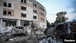 Lokasi bangunan yang hancur akibat serangan rudal Rusia di Zaporizhzhia, Ukraina, pada 10 Agustus 2023. (Foto: Reuters/Viacheslav Ratynskyi)