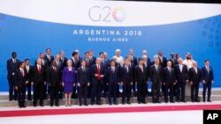 Para pemimpin berpose pada KTT G20 di Buenos Aires, Argentina. 