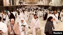 Jemaah haji tampak sedang berjalan menuju Safa, sebuah perjalanan bolak-balik yang mereka lakukan sebanyak tujuh kali antara Safa darn Marwah dalam Tawaf Ifada yang menjadi bagian dari prosesi pelaksanaan ibadah haji di Masjidil Haram, kota suci Mekah, Saudi Arabia, 21 Agustus 2018 (foto: Reuters/Zohra Bensemra)