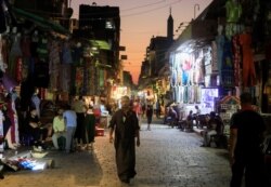 Seorang pria berjalan di kawasan perbelanjaan "Khan el-Khalili", di tengah pandemi COVID-19 di Kairo lama, Mesir 26 Juli 2020. (REUTERS / Amr Abdallah Dalsh)