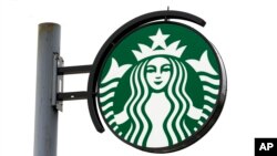 Znak Starbaksa, fotografisan 26. aprila 2022. godine u Havertaunu u Pensilvaniji. (Foto: AP/Matt Rourke)